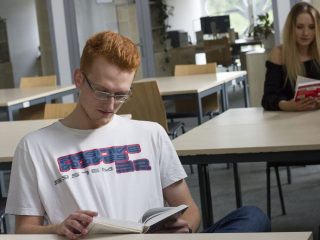 student czytający książkę