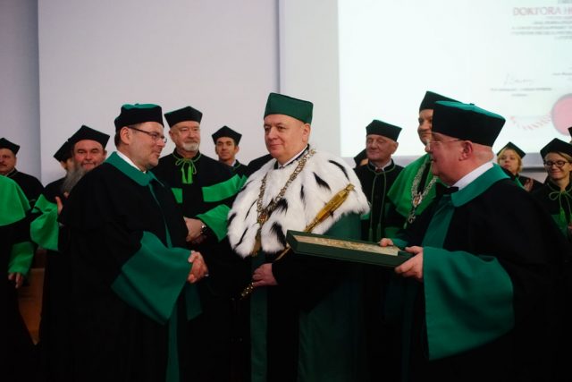 prof. Krzysztof Jan Kurzydłowski otrzymuje tytuł Doktora Honoris Causa Politechniki Białostockiej