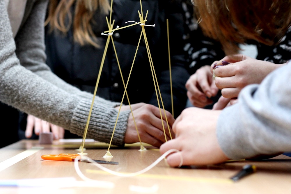 Marshmallow Challenge podczas Erasmus+ Days na Wydziale Architektury PB