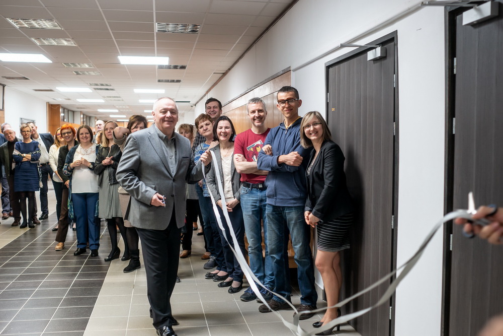 Rektor przecina wstegę na otwarcie auli