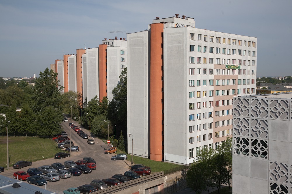 fotografia. budynki akademików uczelni oraz droga wewnętrzna