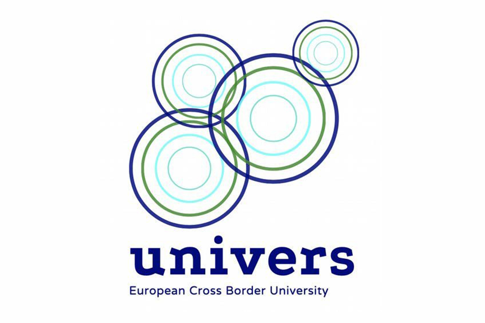 Logo projektu. Na białym tle cztery nakładające sie na siebie koła w kolorach niebieskim, zielonym, błękitnym i lazurowym. Pod nimi napis w kolorze niebieskim univers European Cross Border University