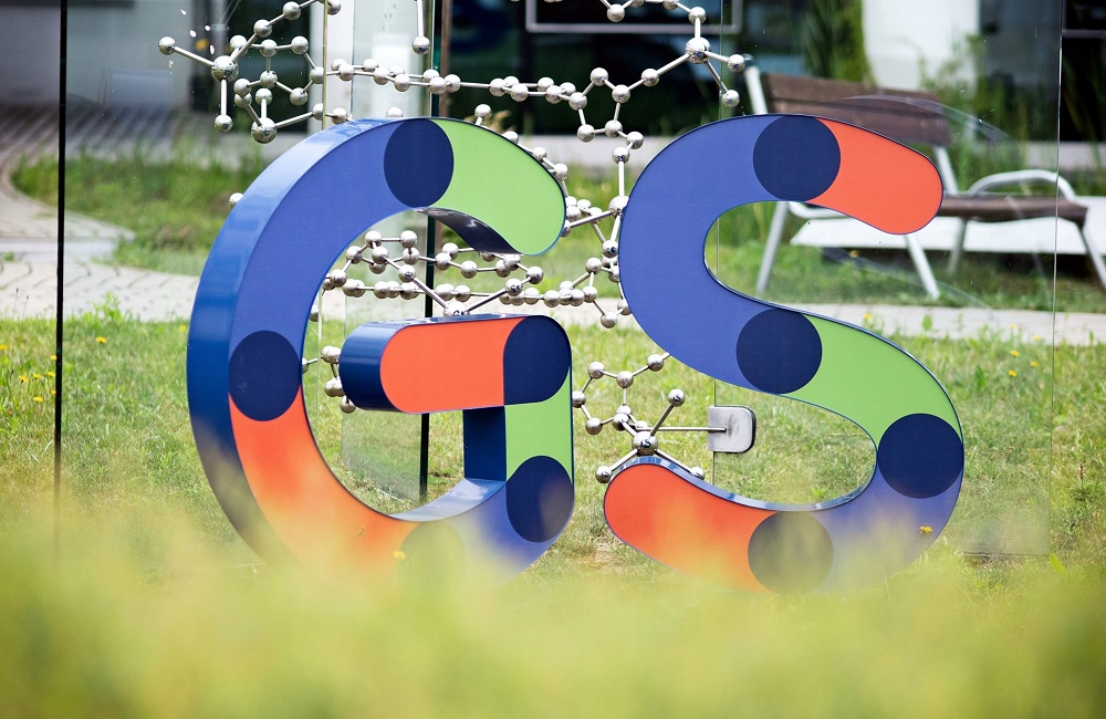 na trawie ustawione są plastikowe figury-litery G oraz S - symbole portalu GeekStok