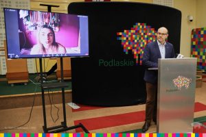 Marszałek A. Kosicki podczas konferencji online. Na ekranie monitora Marlena Gola