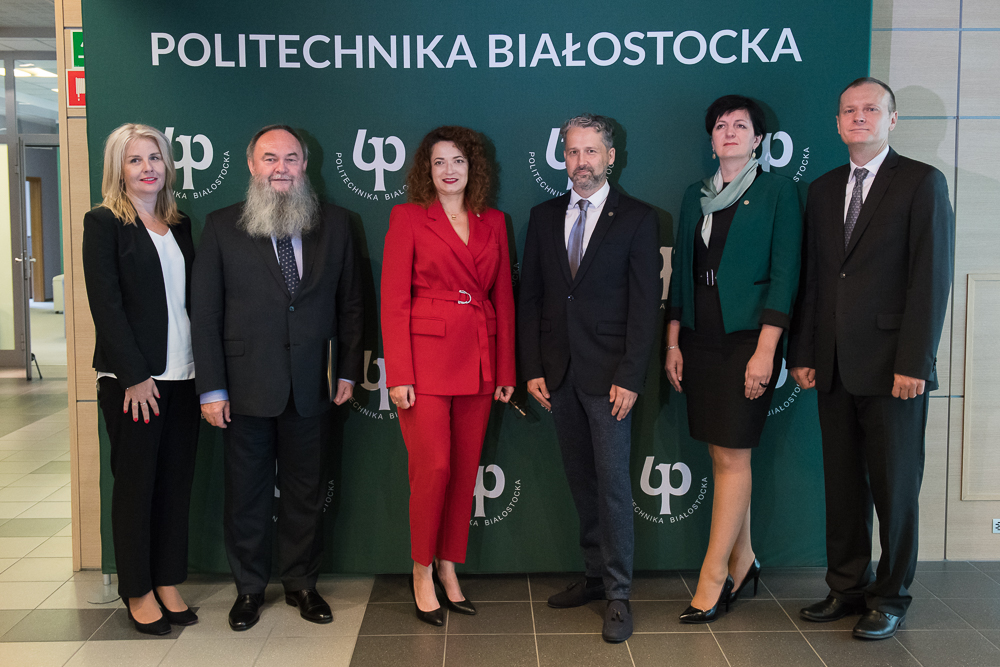 Rektor i Prorektorzy w kadencji 2020-2024. Od lewej stoją: dr hab. inż. Dorota Krawczyk, prof. PB; dr hab. inż. Mirosław Świercz, prof. PB; dr hab. inż. Marta Kosior-Kazberuk, prof. PB; dr hab. inż. Jarosław Szusta; dr hab. Agnieszka Dardzińska-Głębocka, prof. PB; dr hab. inż. Marek Krętowski, prof. PB