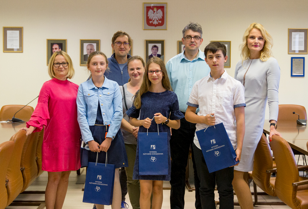 Rozstrzygnięcie konkursu na zakończenie 6. edycji Ekonomicznego Uniwersytetu Dziecięcego na Politechnice Białostockiej. Grupa laureatów i organizatorów