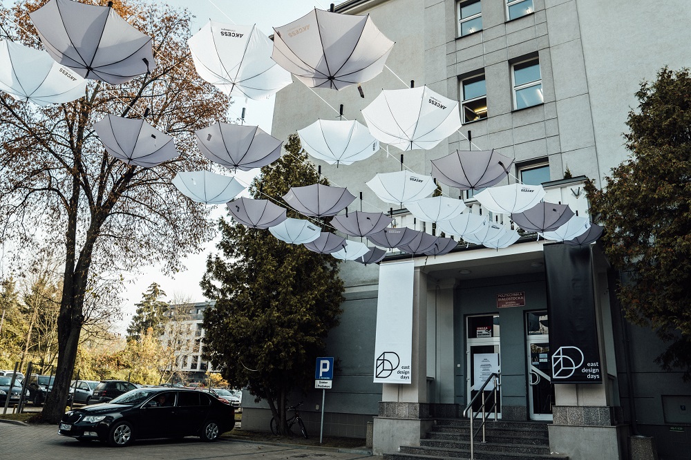 zdjęcie. wejście do budynku Wydziału Architektury, nad wejściem zawieszone trzy rzędy parasoli