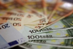 fotografia. Banknoty 100, 50 i 20 euro rzrzucone na stole