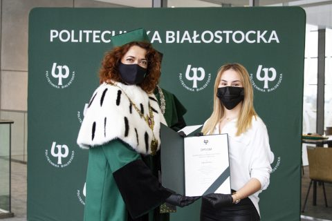 Rektor Politechniki Białostockiej wręcza dyplom Najlepszego Studenta PB Gabrieli Druć