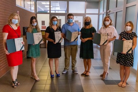 Rozdanie dyplomów w ramach „European Cross-Border Doctorials”, na zdjęciu sześciu uczestników wydarzenia z dyplomami oraz Prorektor ds. Współpracy Międzynarodowej, dr hab. inż. Doroty Anny Krawczyk, prof. PB