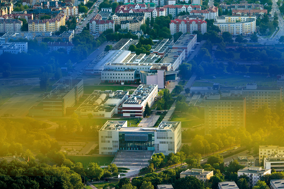 zdjęcie kampusu uczelni z lotu ptaka w kolorystyce flagi ukraińskiej