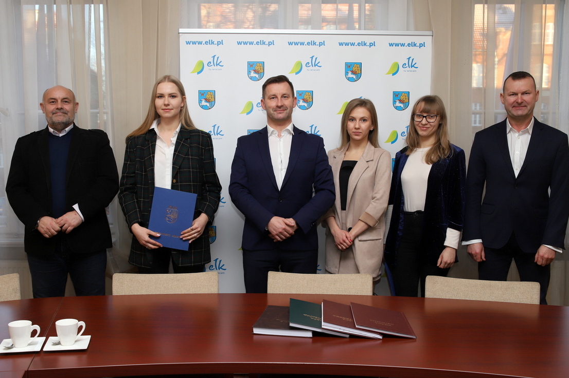 grupa 6 osób podczas wręczenia nagród w Urzędzie Miasta Ełku