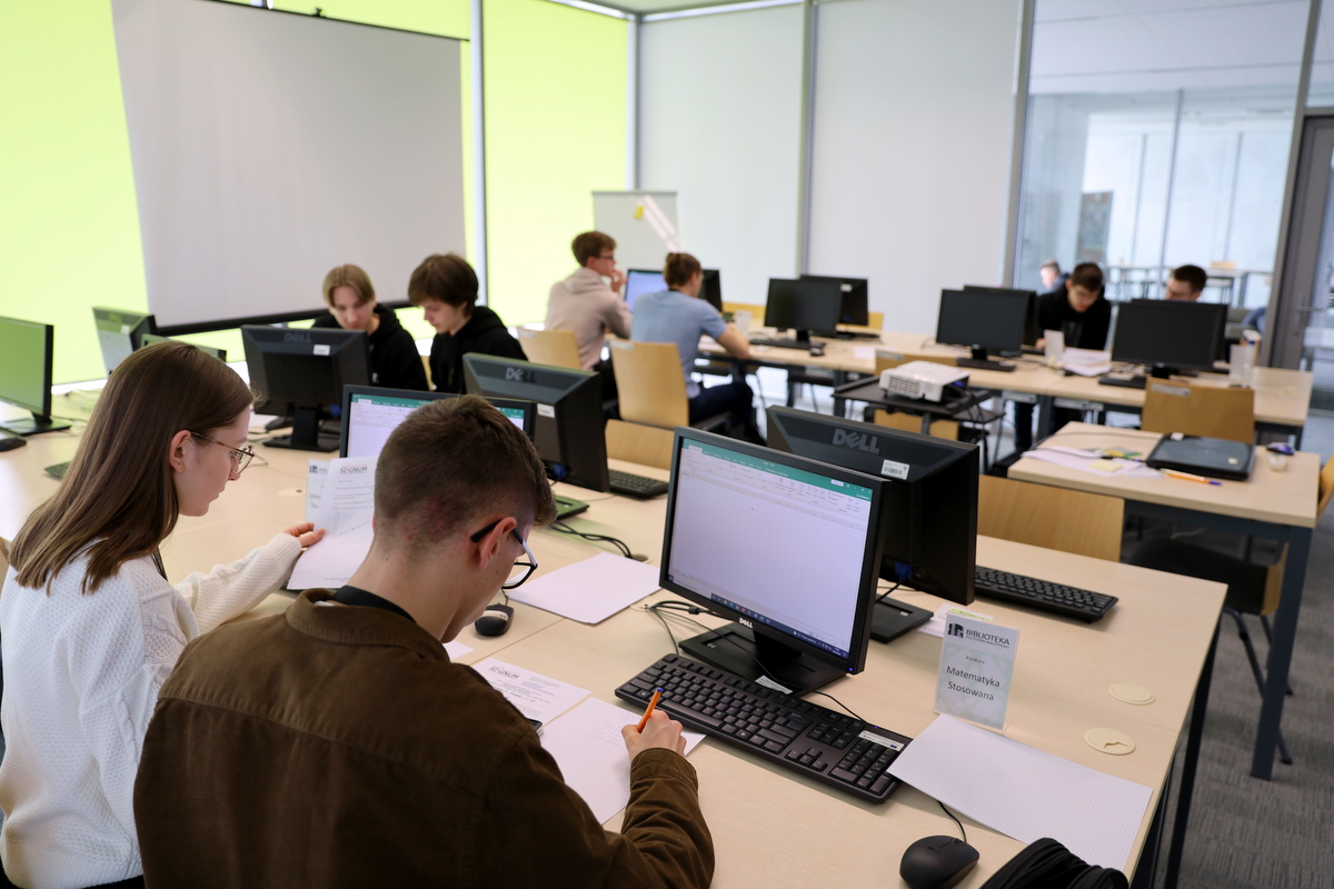 uczniowie przy komputerach