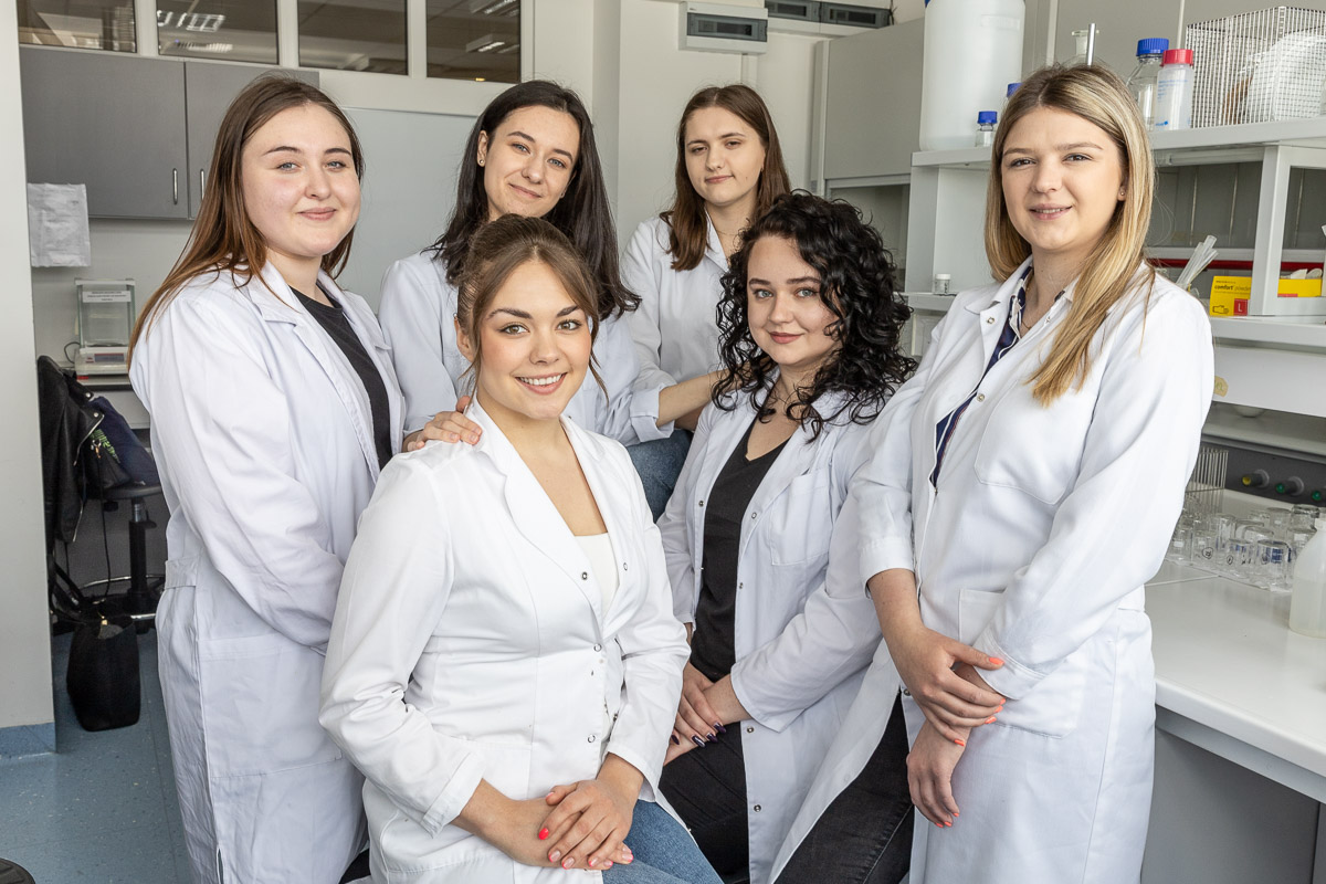 Grupa studentek z Koła Helisa