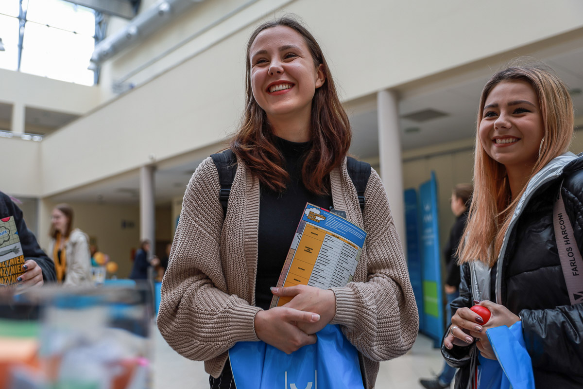 dwie uczennice na Olsztyńskim Salonie Maturzystów