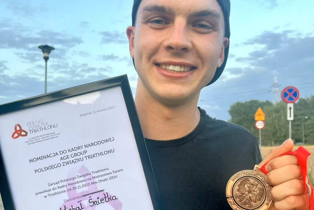 Michał Śnietka, student Wydziału Inżynierii Zarządzania Politechniki Białostockiej, w Kadrze Narodowej Mistrzostw Świata w Triathlonie w Abu Dhabi 2022