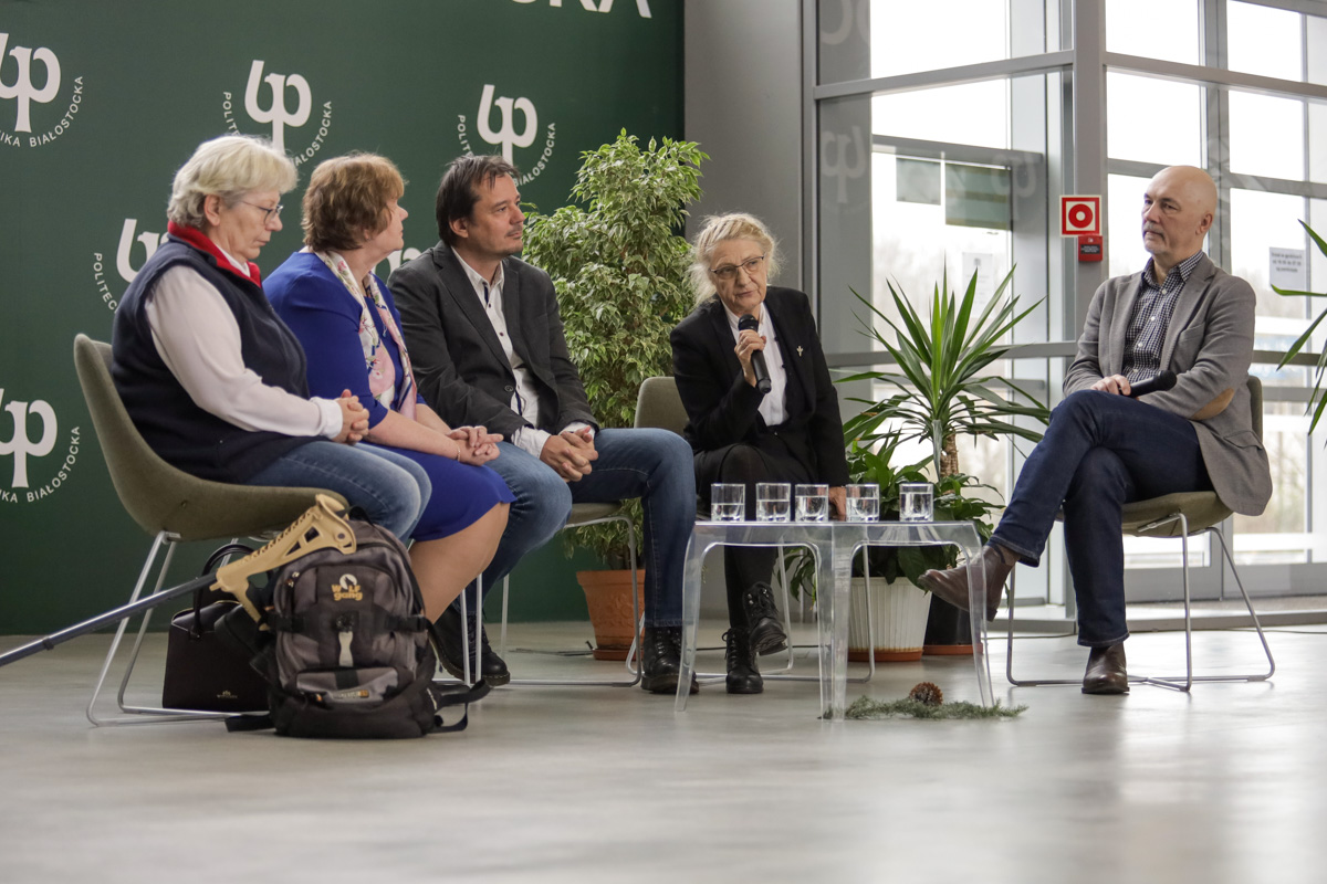 cztery osoby siedzą przy stoliku podczas spotkania autorskiego