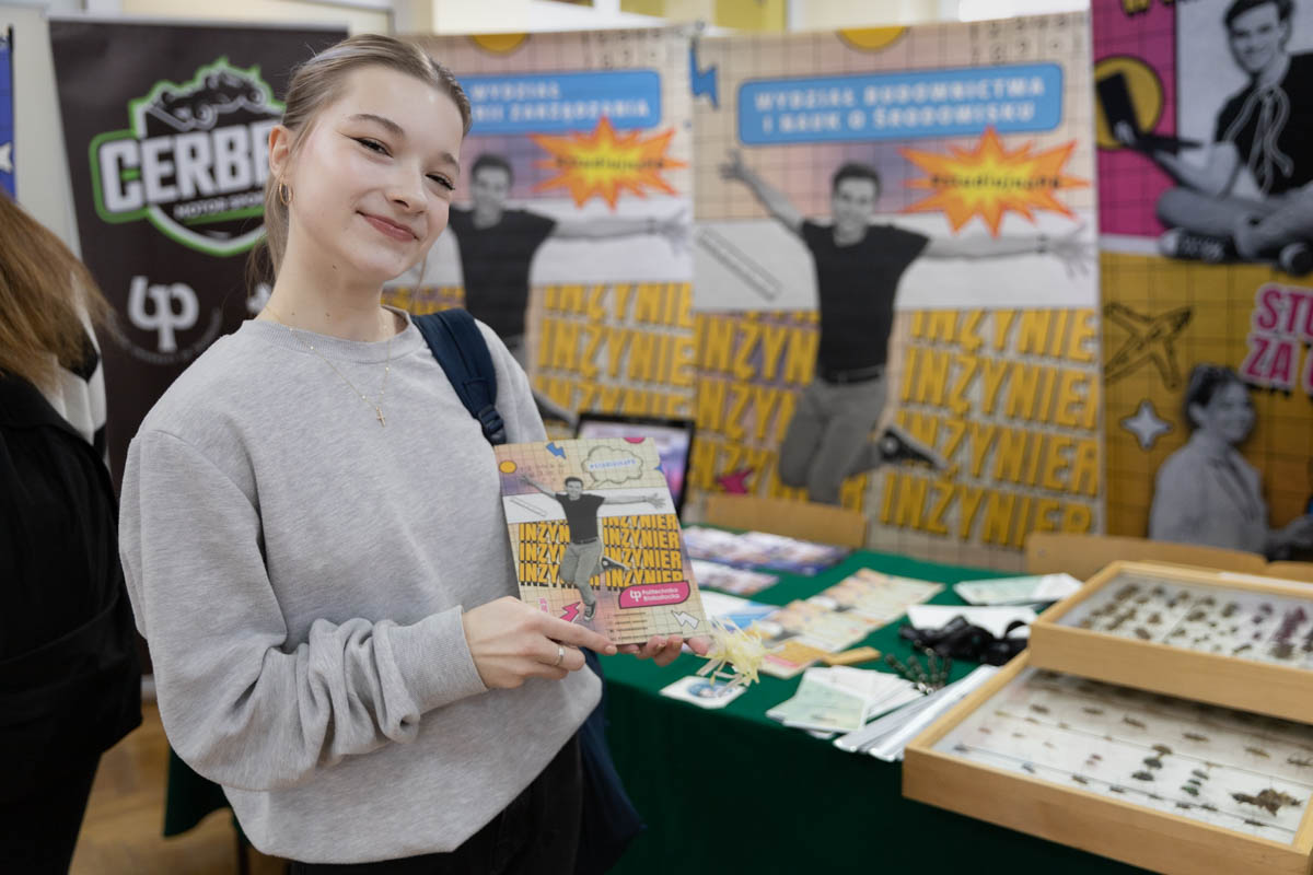 uczelnnica przy stoisku Politechniki Białostockiej
