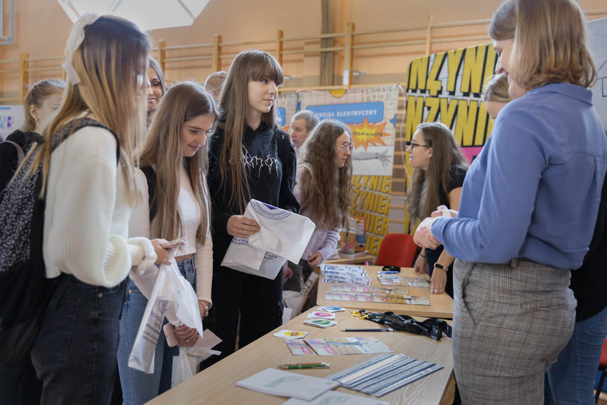 grupa uczniów przy stoisku Politechniki