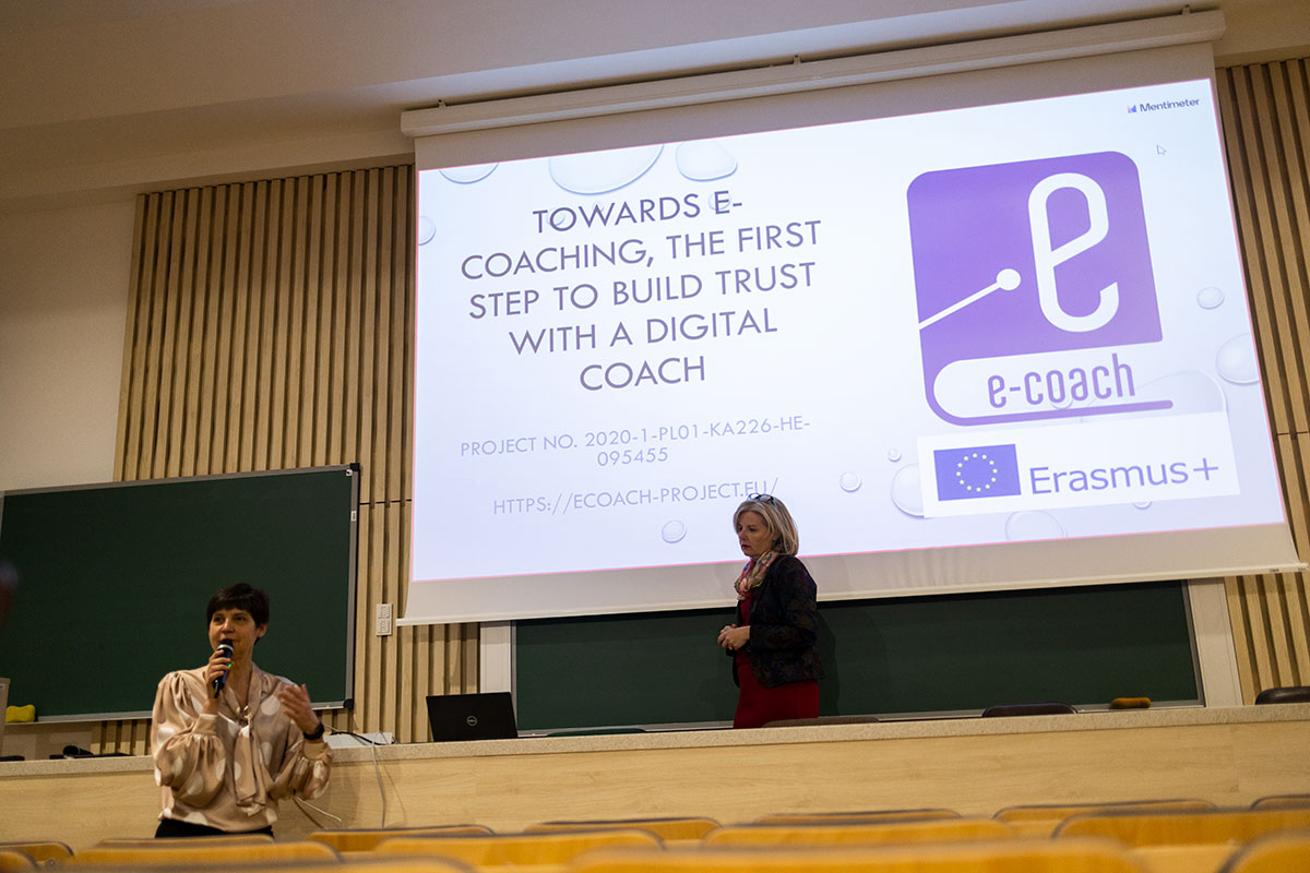 Dorota Mozyrska i Dorota Krawczyk podczas otwarcia konferencji Towards E-Coaching