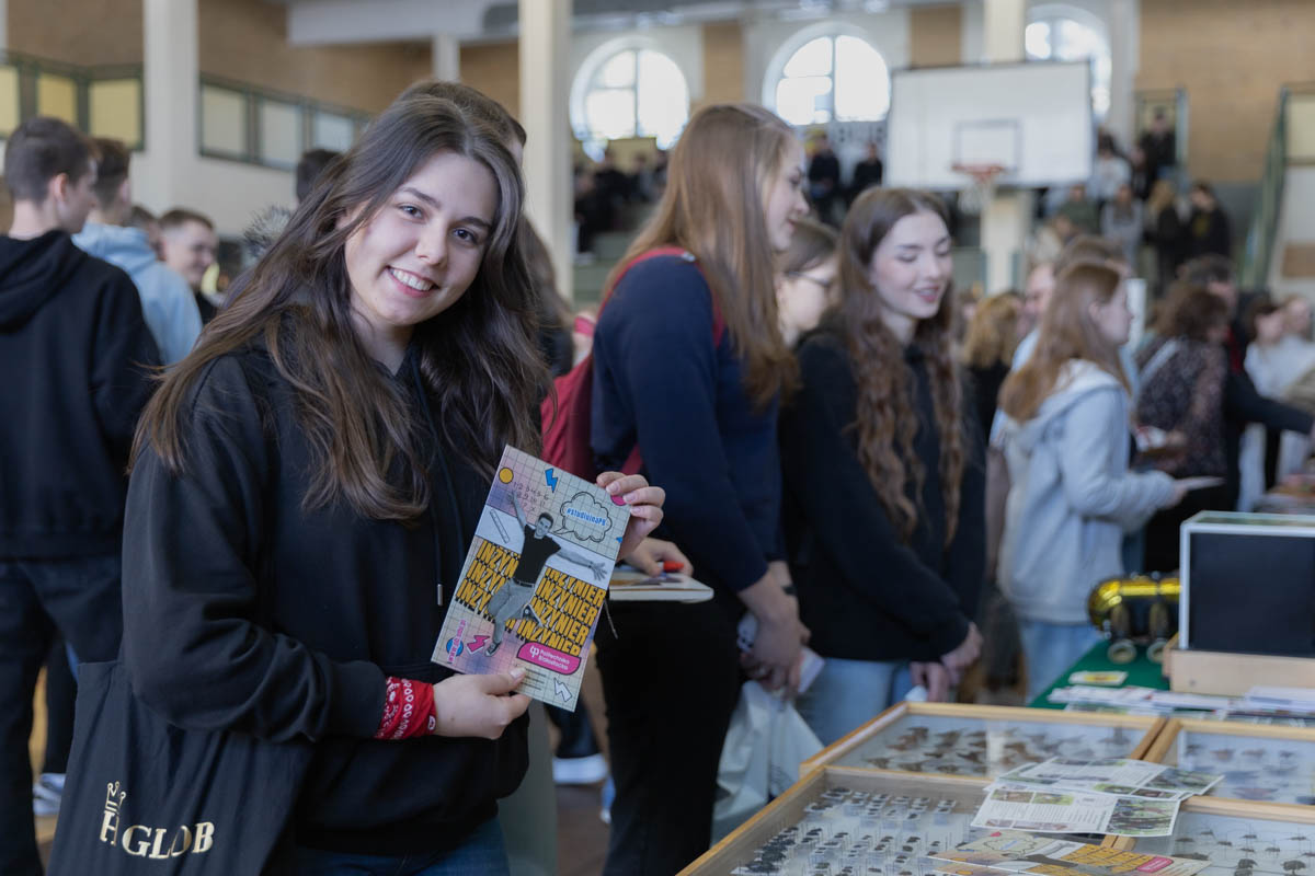uczennica przy stoisku uczelni