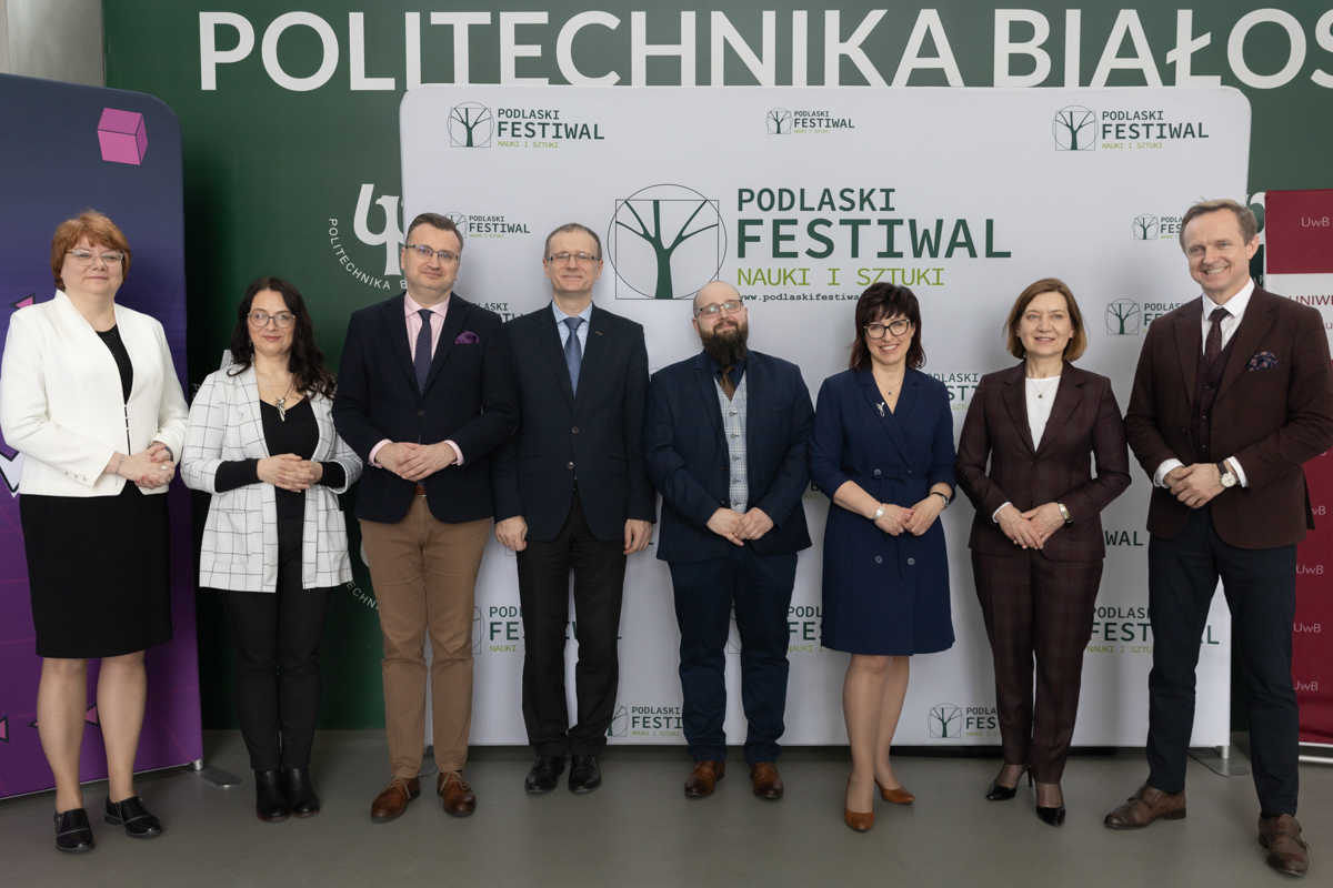 uczestnicy konferencji prasowej Podlaskiego Festiwalu Nauki i Sztuki w holu Centrum Nowoczesnego Kształcenia