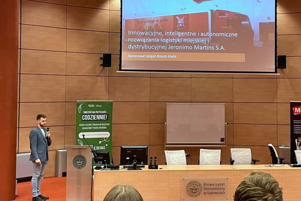 Daniel Górski prezentuje pracę konkursową w auli Uniwersytetu Ekonomicznego w Katowicach