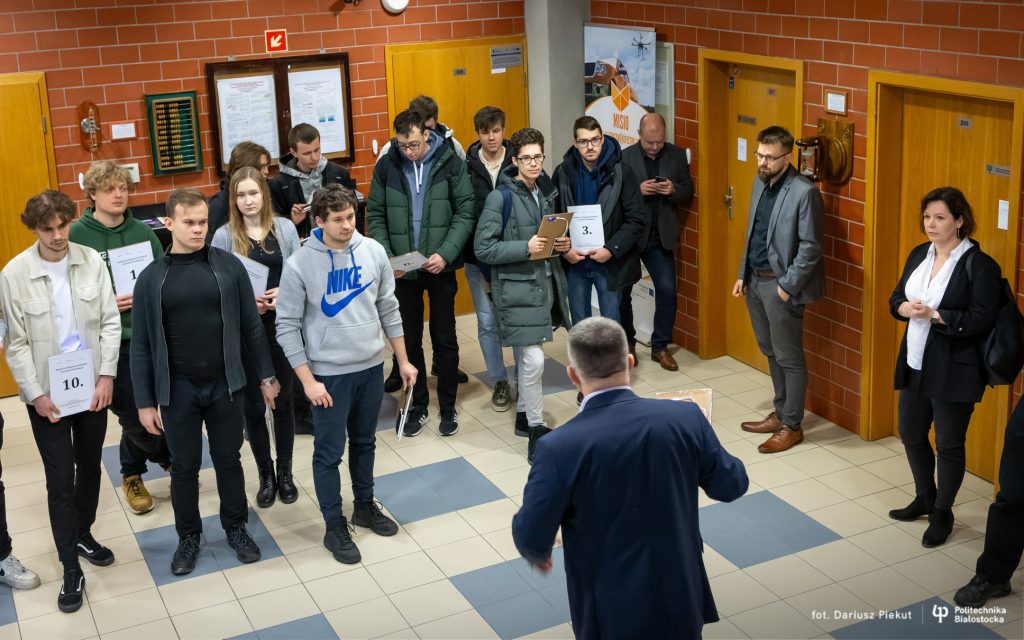 Studenci Politechniki Białostockiej testowali ESWSE- Elektroniczny System Wspomagania Skutecznej Ewakuacji. To może być wsparcie wielu służb ratunkowych
