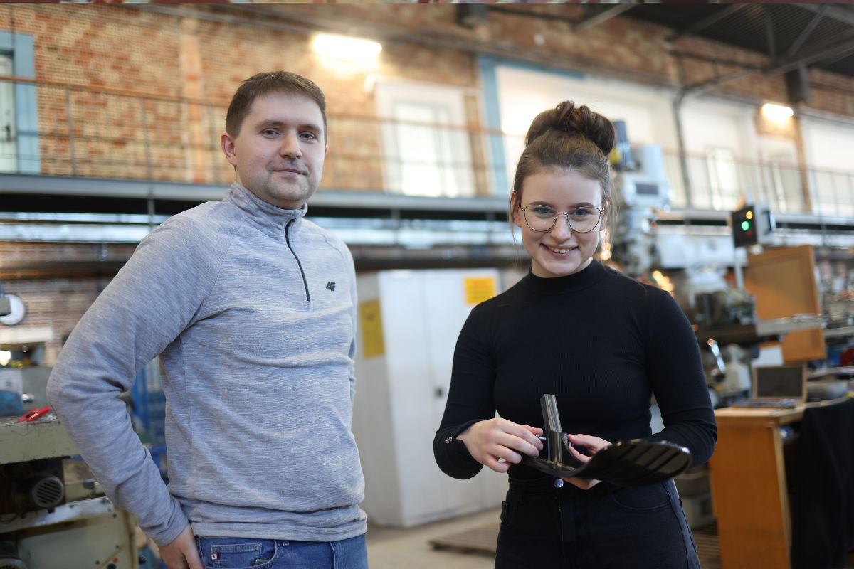 Studentka SKN Orthos oraz jej opiekun. Projekt prototypu adaptera do mocowania płóz. Akcja na rzecz Julii Jaromy