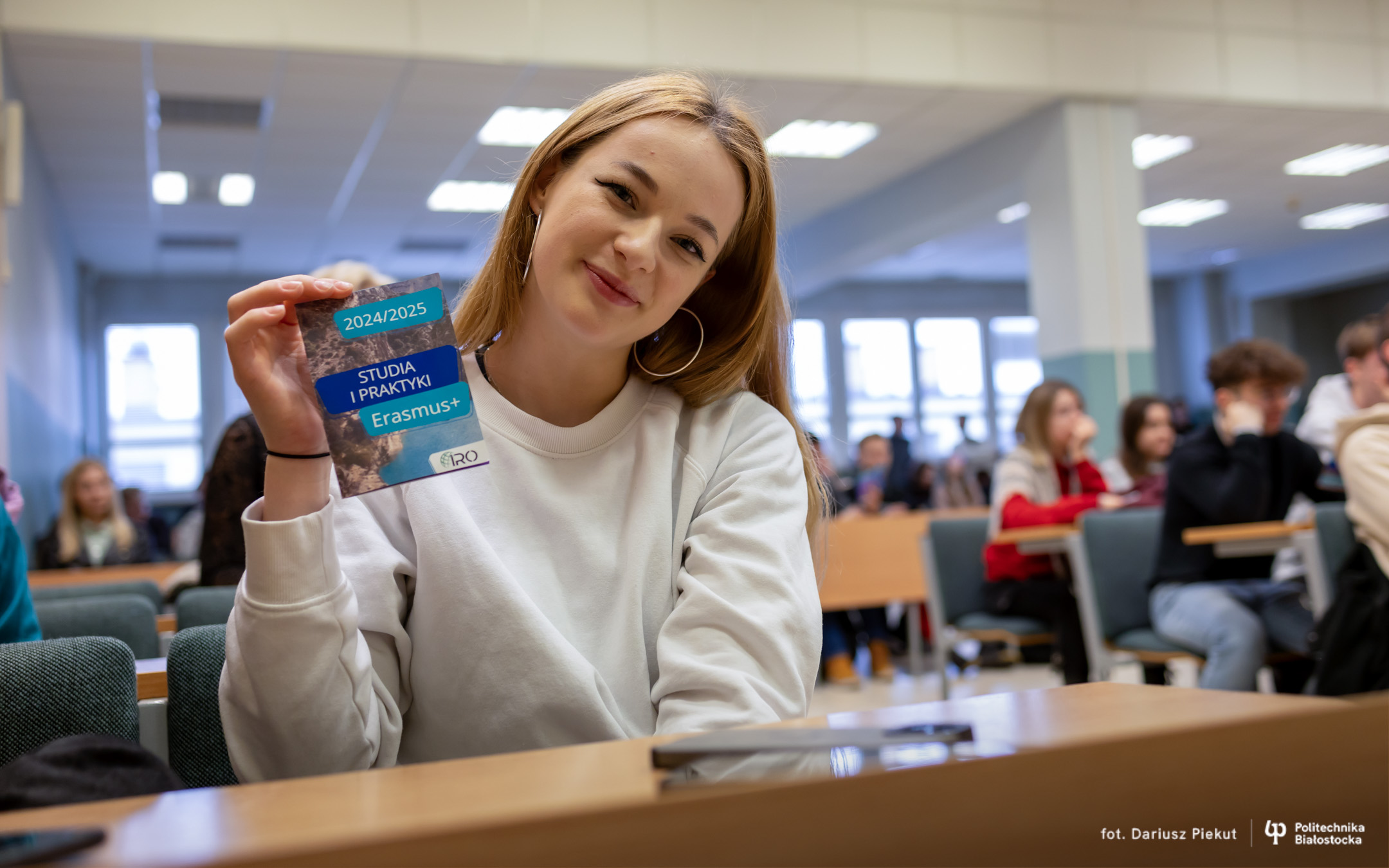 uśmiechnięta dziewczyna siedzi za ławką