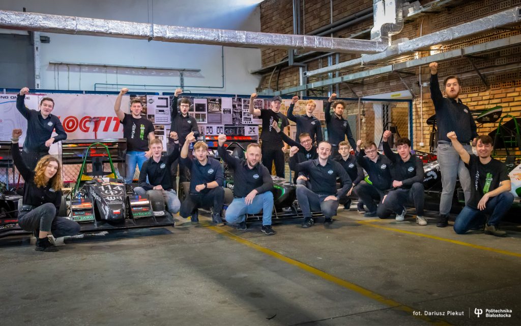 Studenci z Cerber Motorsport budują nowy bolid hybrydowy CMS-09 klasy Formula Student
