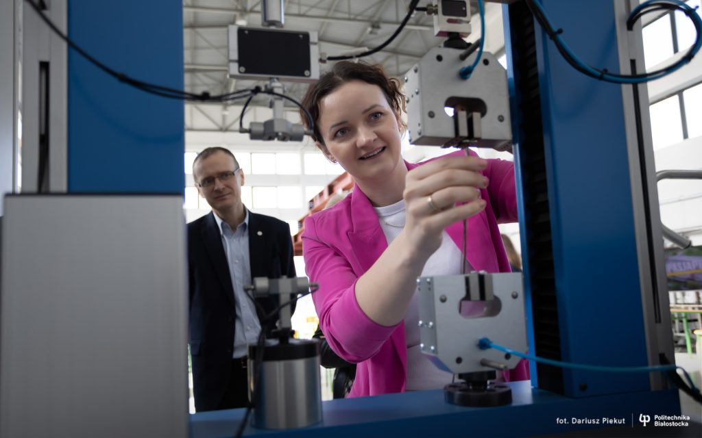 Nowoczesna aparatura i ciekawe tematy badań. Instytut Inżynierii Lądowej WBiNŚ zaprezentował swój potencjał