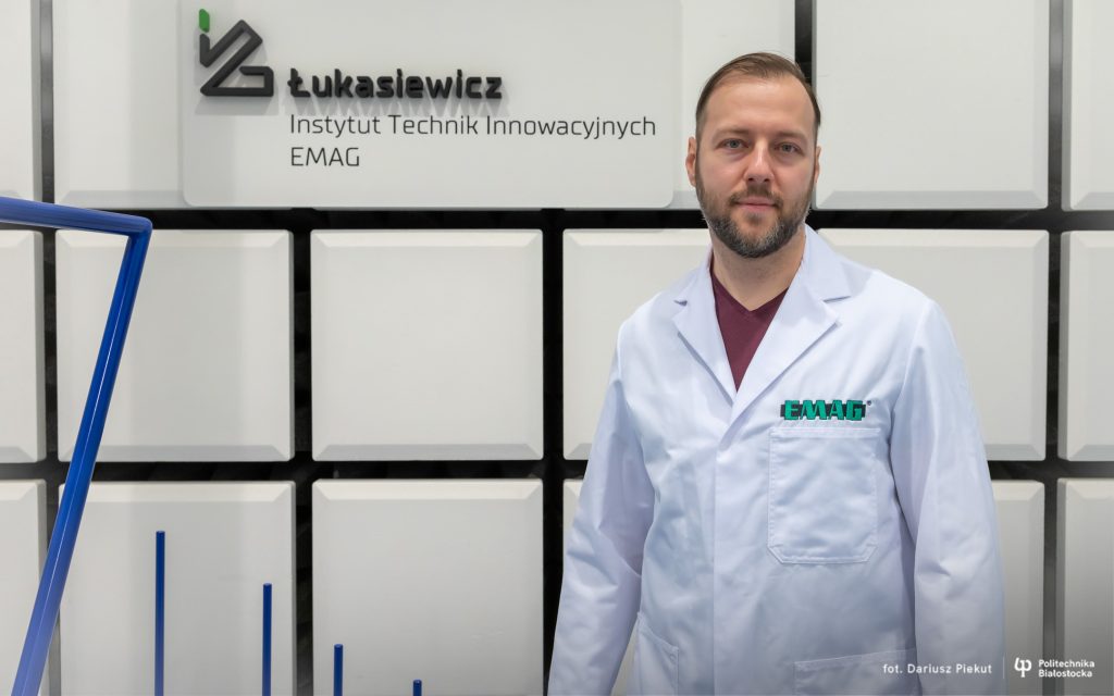 Dr inż. Karol Czajkowski – Kierownik Laboratorium Kompatybilności Elektromagnetycznej w Białymstoku Sieci Badawczej Łukasiewicz –  Instytutu Technik Innowacyjnych EMAG to absolwent Wydziału Elektrycznego Politechniki Białostockiej
