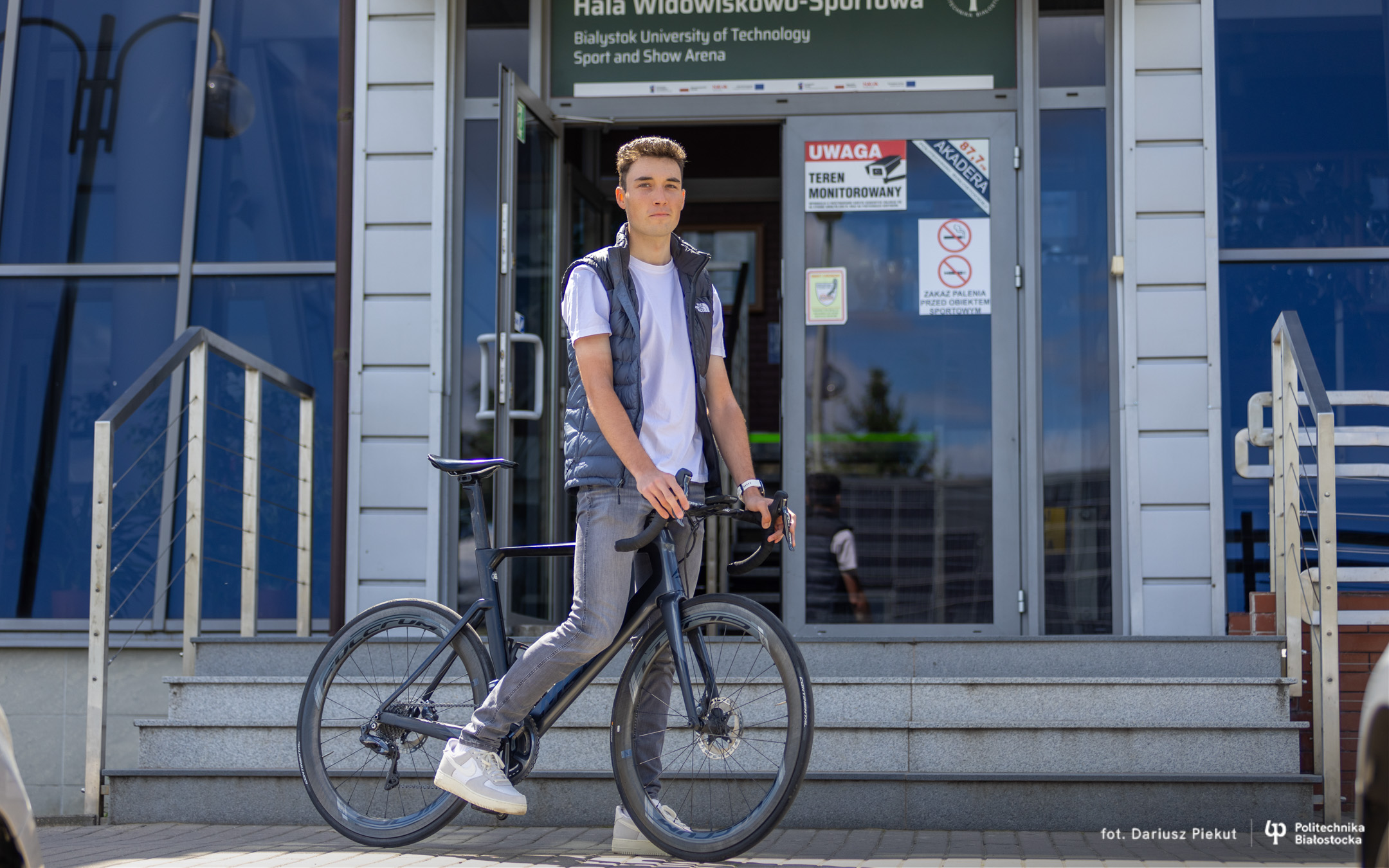 Młody mężczyzna na rowerze z karbonu