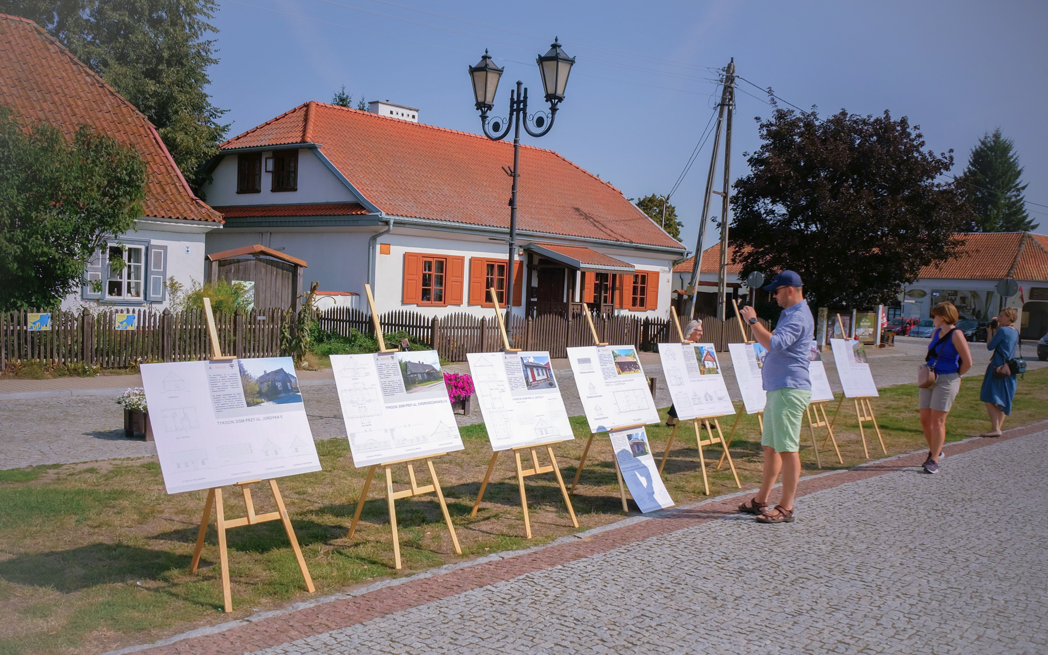 Sztalugi z pracami ustawione na rynku w Tykocinie