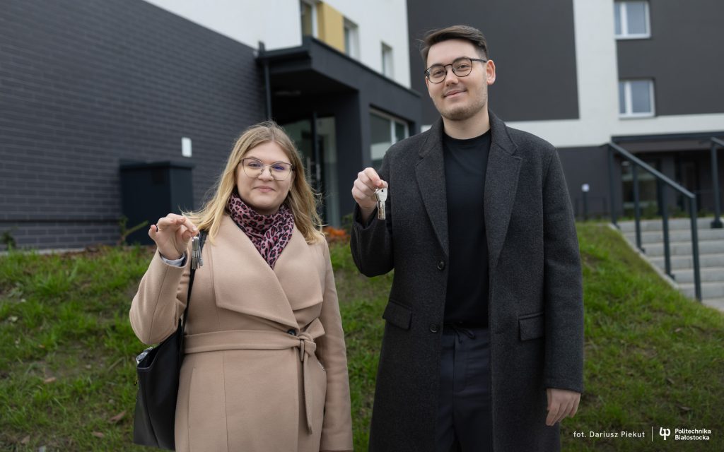 35 absolwentów Politechniki Białostockiej odbiera klucze do mieszkania komunalnego w bloku przy Absolwentów 4. Program Mieszkanie dla absolwenta