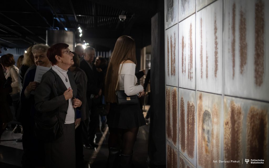 Prace artystów Wydziału Architektury Politechniki Białostockiej na wystawie w Muzeum Pamięci Sybiru