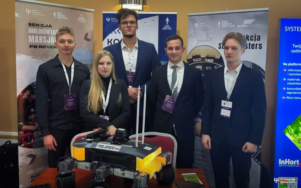 grupa młodych ludzi z robotem