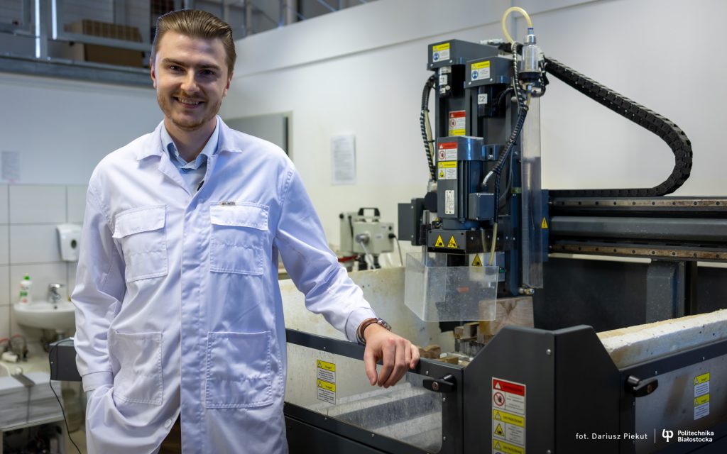 Mgr inż. Jakub Markiewicz zbada światłowody domieszkowane kropkami kwantowymi i jonami ziem rzadkich. Dofinansowanie z konkursu Preludium 23 Narodowego Centrum Nauki