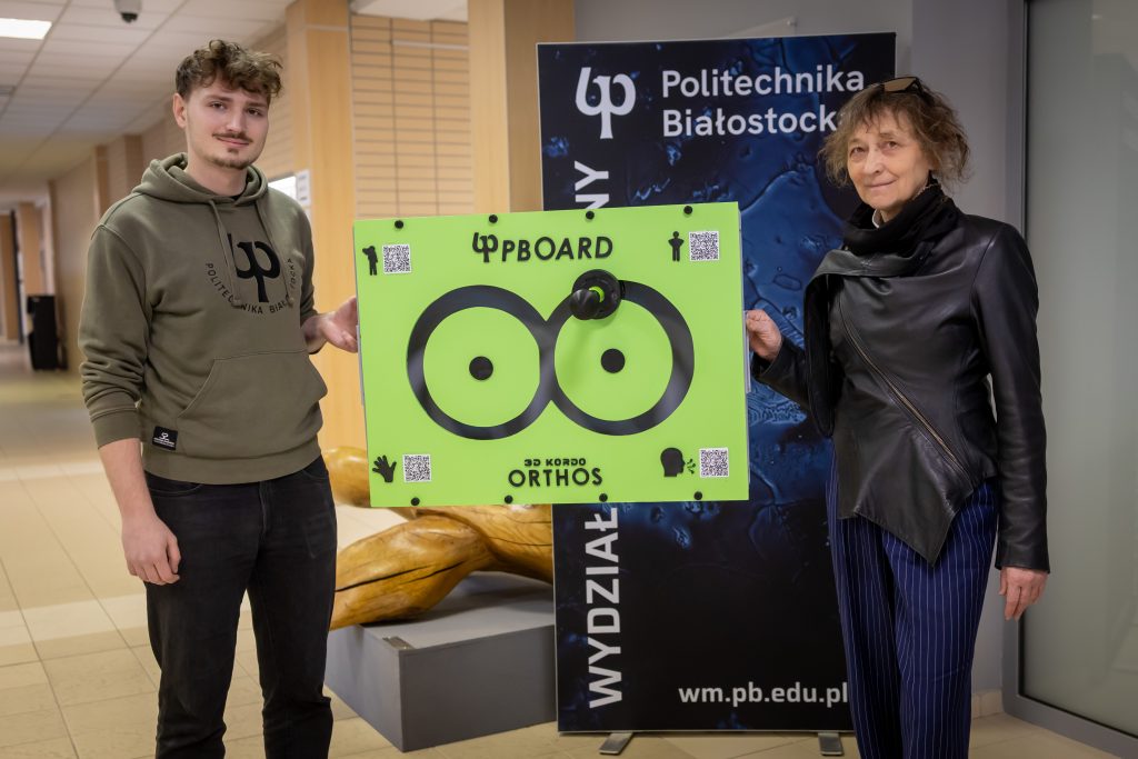 Leniwa ósemka Studenckiego Koła Naukowego Orthos. Tablica do ćwiczeń sensorycznych dla dzieci z niepełnosprawnością ruchową