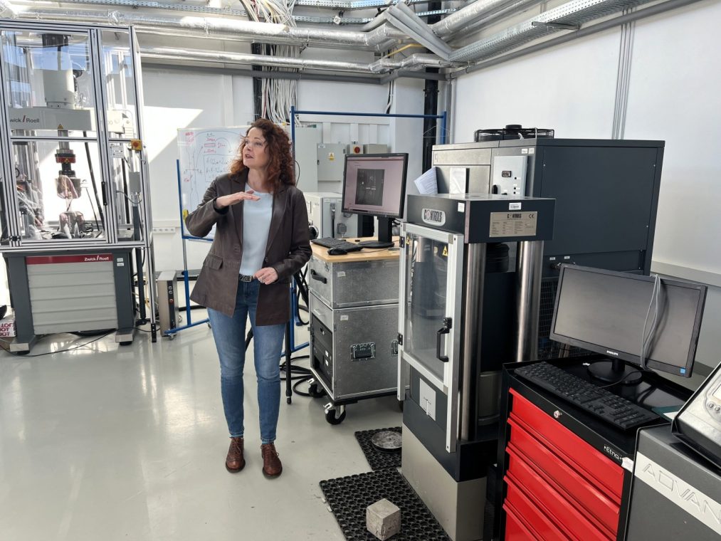 Dzień Otwarty Politechniki Białostockiej 2025. Rektor prezentowała Laboratorium konstrukcji budowlanych