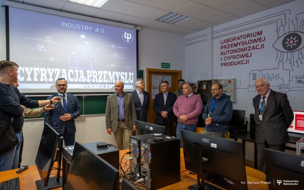 Laboratorium Przemysłowej Autonomizacji i Cyfrowej Produkcji na Wydziale Elektrycznym Politechniki Białostockiej