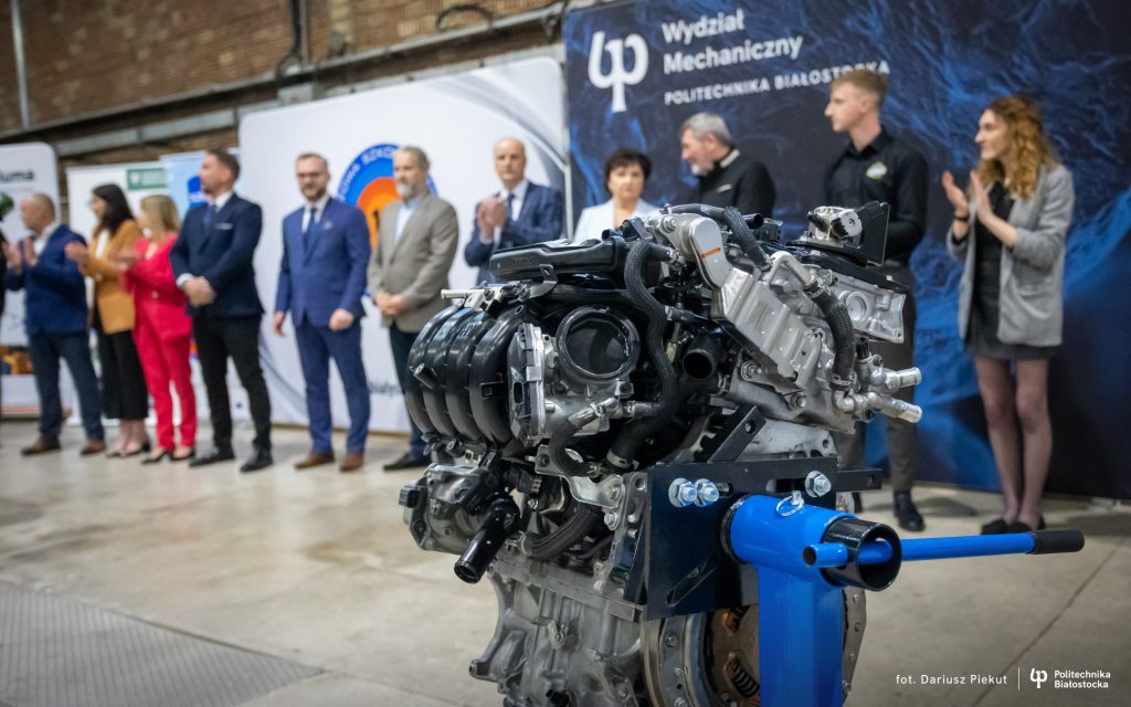 Politechnika Białostocka przekazała dwa stanowiska dydaktyczne Branżowej Szkole I stopnia nr 10 w Białymstoku. Projekt HYBROLAB