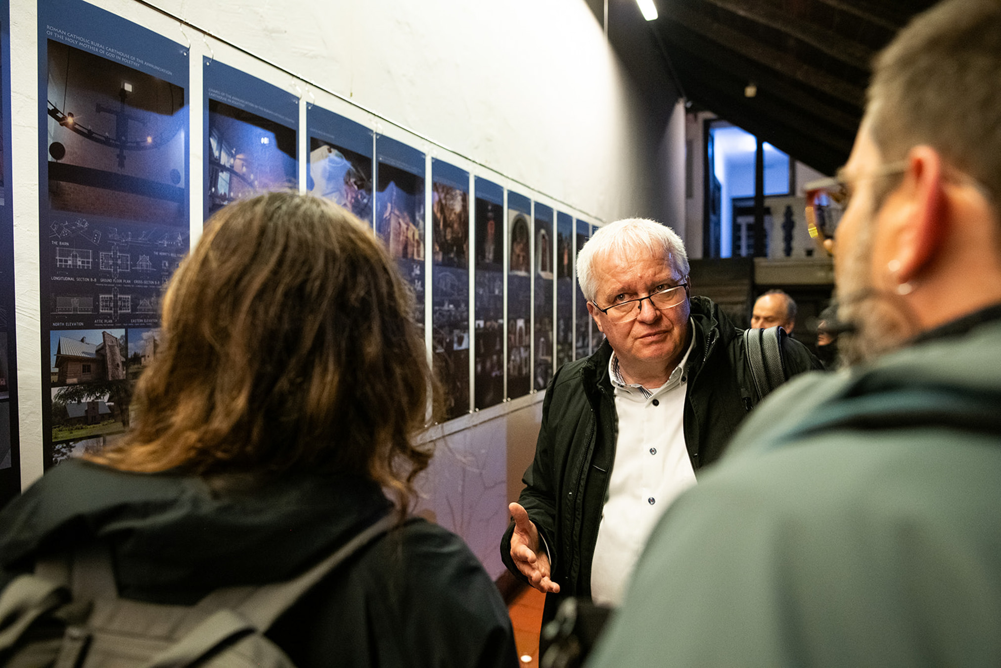Prof. Uścinowicz podczas wernisażu wystawy w Chile