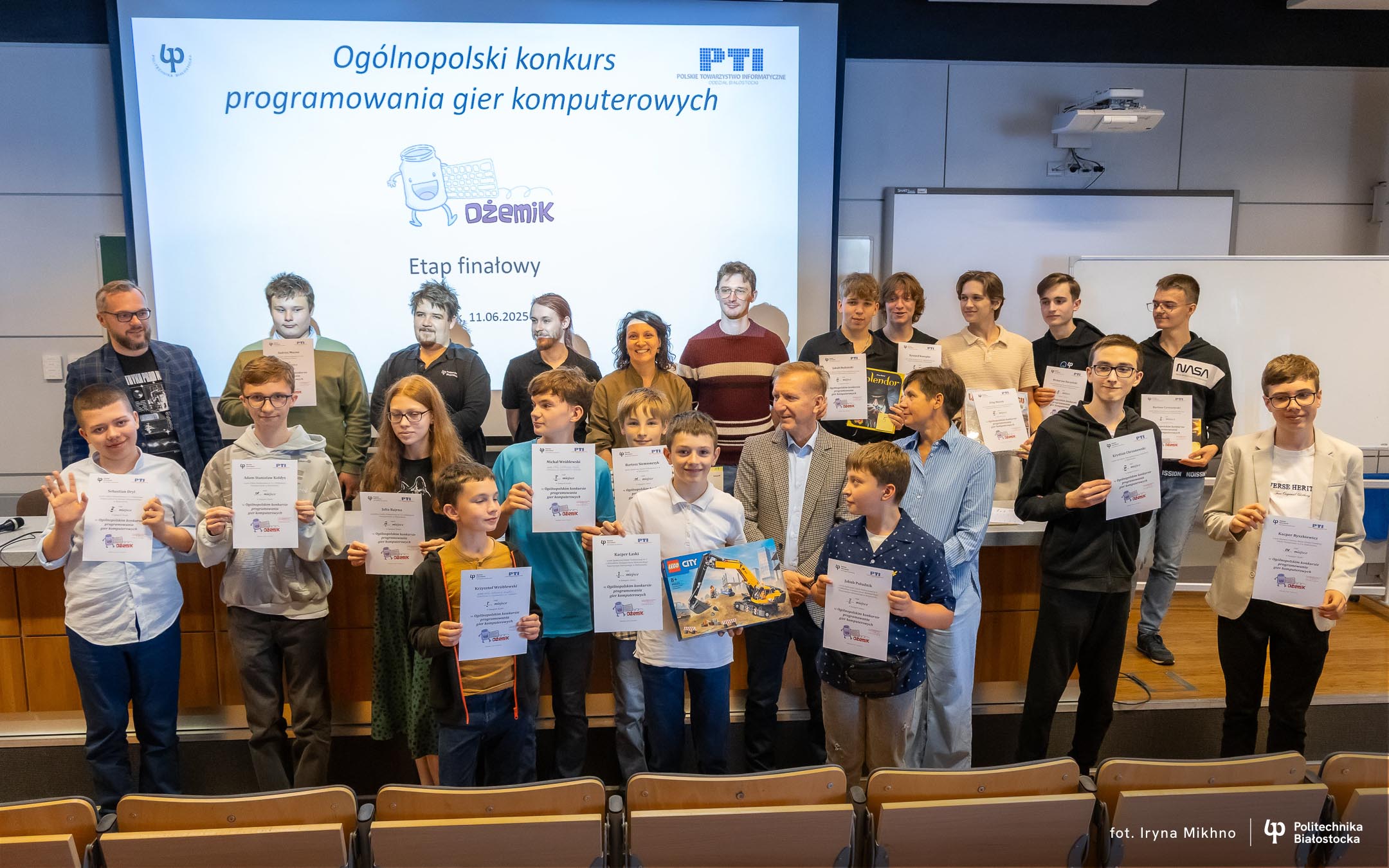 zdjęcie grupowe zwycięzców konkursu Dżemik