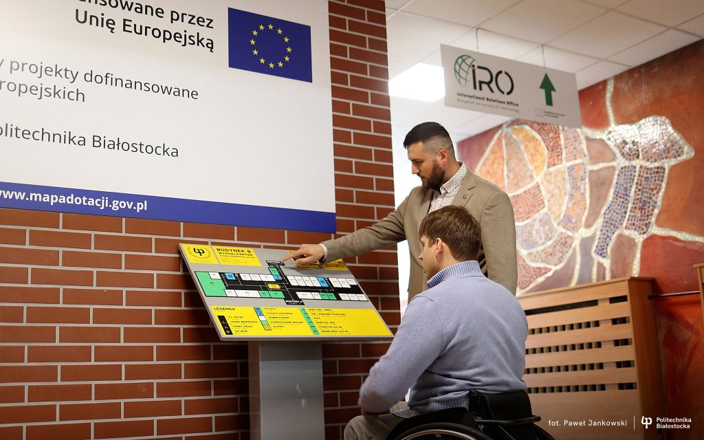 Politechnika Białostocka ujednolica system oznaczenia pomieszczeń. Identyfikacja kierunkowa wewnętrzna