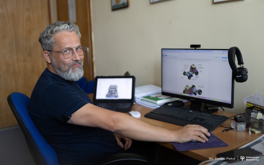 Politechnika Białostocka wsparła innowacyjny projekt samojezdnego rozsiewacza materiału z napędem hydraulicznym