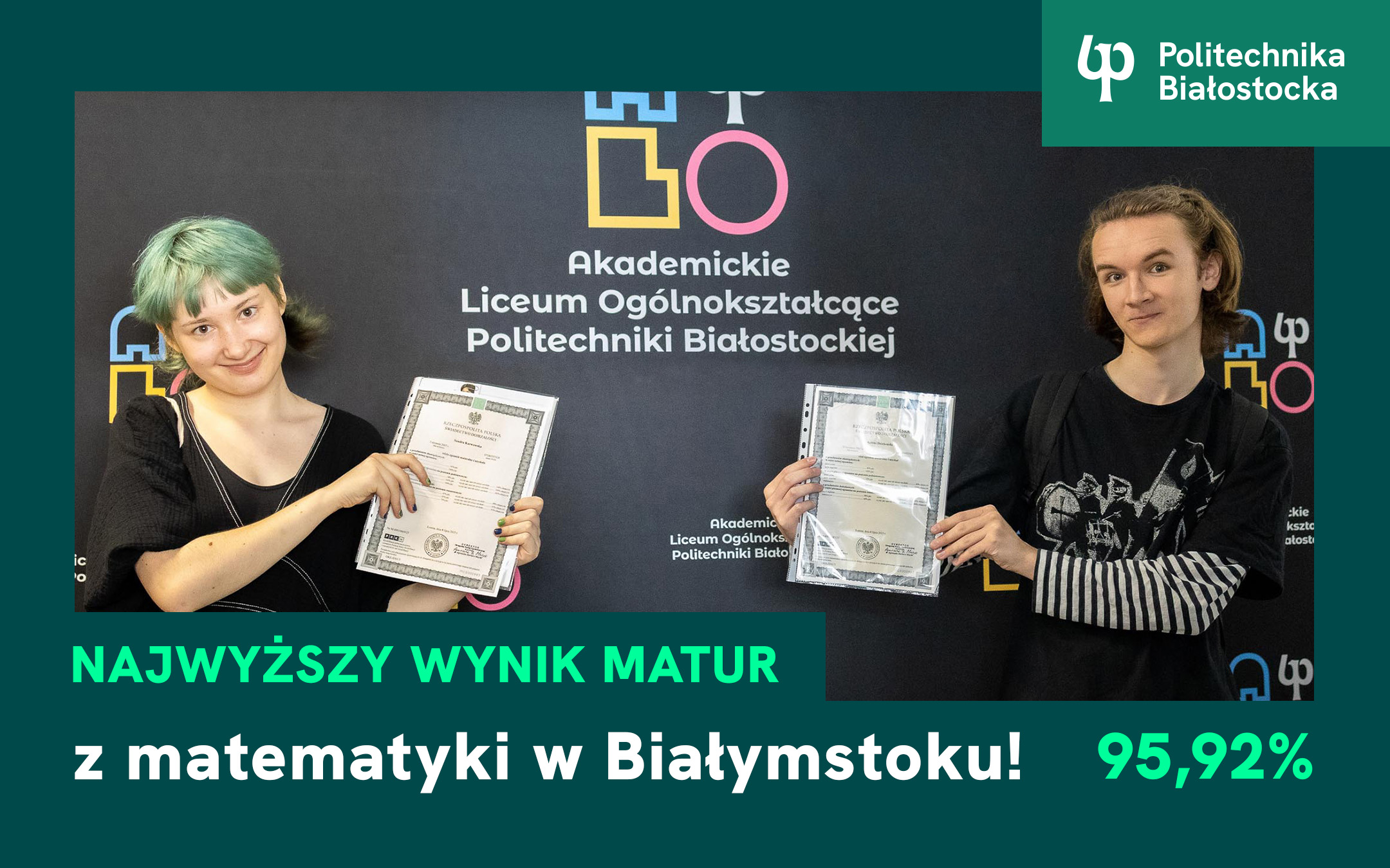 dwójka maturzystów ALO PB pokazuje zaświadczenia z egzaminu
