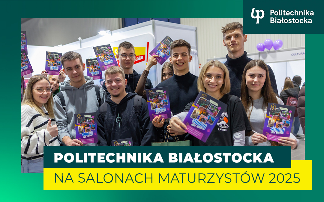 grupa uśmiechniętych uczniów i uczennic prezentuje ulotki Politechniki Białostockiej