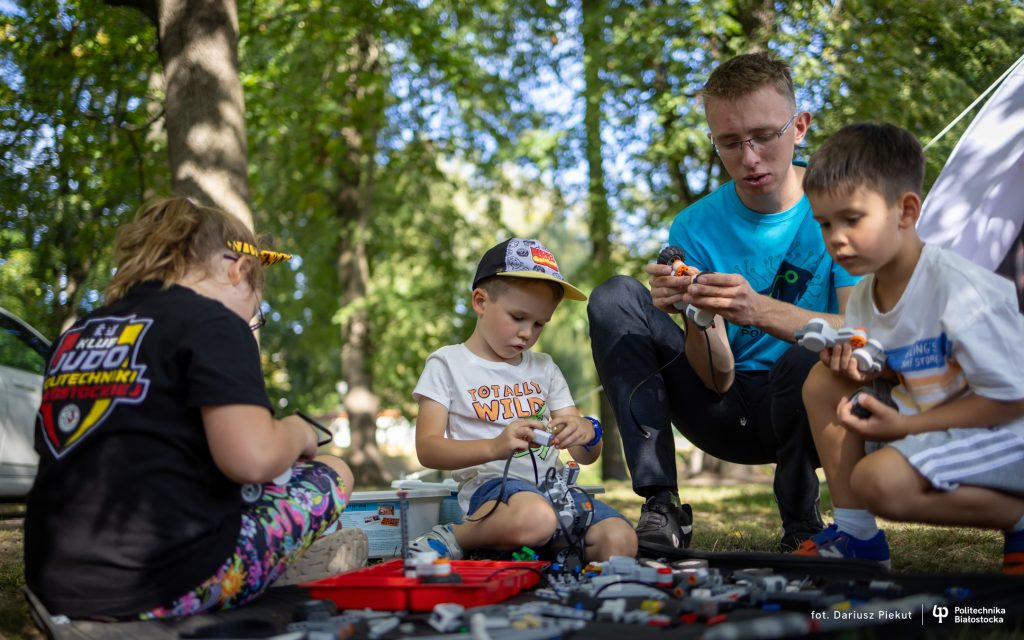 Studenci Politechniki Białostockiej na Retro Pikniku Rodzinnym „Zakręceni na Podlasiu”